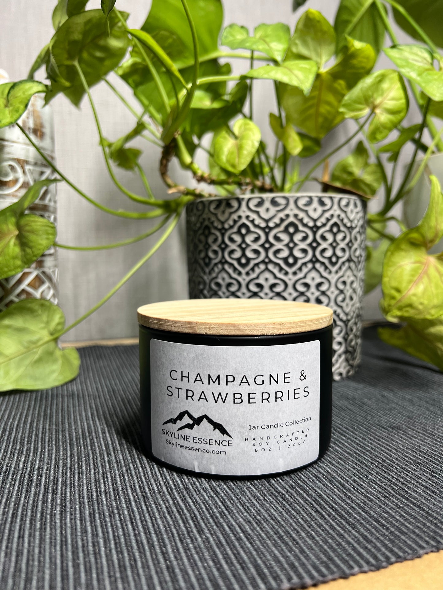 Champagne & strawberries - Matte Black Jar